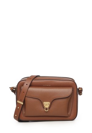 Borsa a tracolla in pelle marrone con design strutturato, dettaglio hardware dorato e tasca frontale con patta. Misura circa 25x18 cm.