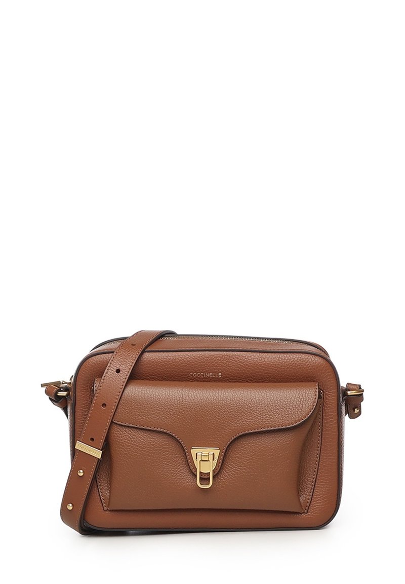 Borsa a tracolla in pelle marrone con design strutturato, dettaglio hardware dorato e tasca frontale con patta. Misura circa 25x18 cm.