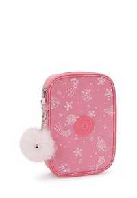 Pinket lynlås pung med hvide stjerner og dyremotiver, pyntet med en fluffy pink pompon nøglering og et rundt logo på fronten.