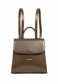 Sac à dos en simili cuir marron avec un design structuré, une poignée supérieure et des bretelles ajustables. Comprend une fermeture à rabat et un détail de logo.