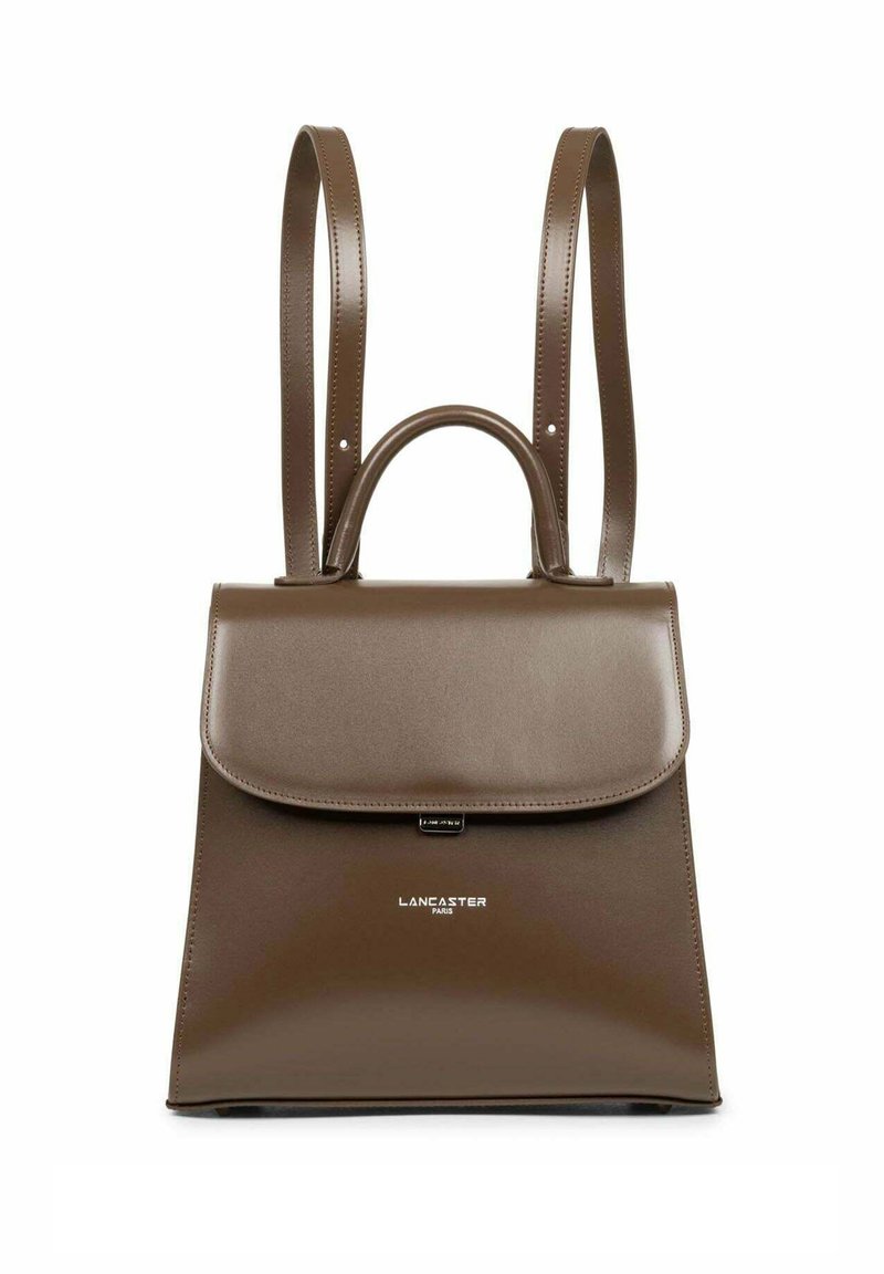Sac à dos en simili cuir marron avec un design structuré, une poignée supérieure et des bretelles ajustables. Comprend une fermeture à rabat et un détail de logo.