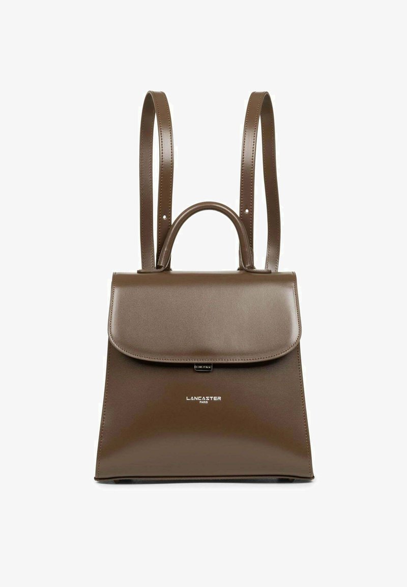 Sac à dos en simili cuir marron avec un design structuré, une poignée supérieure et des bretelles ajustables. Comprend une fermeture à rabat et un détail de logo.