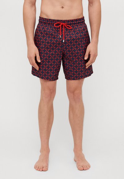 Shorts de bain avec un fond bleu marine et un motif géométrique rouge, taille élastique avec un cordon de serrage rouge, et coupe ample.