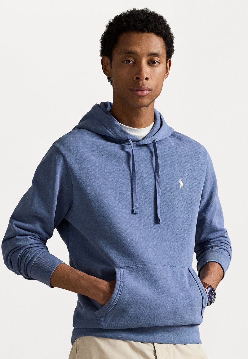 Hoodie in lichtblauw, gemaakt van zachte katoen. Heeft een kangoeroezak en ribgebreide mouwen, met een klein logo op de borst.