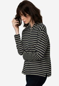 Camicia a maniche lunghe a righe in blu navy e crema con colletto, dotata di una mezza zip e spacchi laterali, realizzata in un tessuto testurizzato.