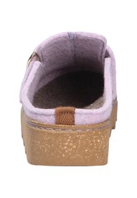 Lila Filzpantoffeln mit einer korkähnlichen Sohle und braunen Akzenten. Sie verfügen über eine abgerundete Rückseite und eine weiche Innenauskleidung für zusätzlichen Komfort.