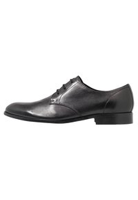 Chaussure habillée en cuir noir avec une finition lisse, bout arrondi et un talon bas. Présente trois paires d'œillets pour les lacets et une silhouette élégante.