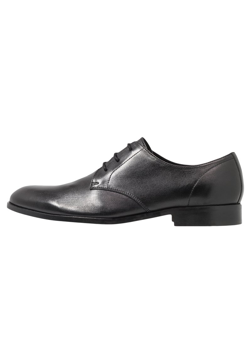 Chaussure habillée en cuir noir avec une finition lisse, bout arrondi et un talon bas. Présente trois paires d'œillets pour les lacets et une silhouette élégante.