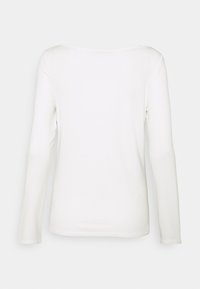 Bílý dlouhý rukávový top vyrobený z měkkého a elastického materiálu. Má zaoblený výstřih a jednoduchý design, bez viditelných vzorů nebo akcentů.