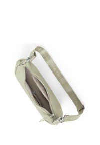 Borsa a spalla verde oliva realizzata in tessuto morbido con chiusura a zip. Presenta un manico con logo e una fodera interna liscia. Design compatto e rettangolare.