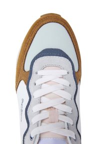 Sneaker caratterizzata da una combinazione di blu chiaro, grigio, suede marrone e rete bianca. Punta arrotondata, lacci bianchi piatti e dettaglio del logo stilizzato.
