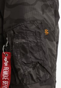 Alpha Industries Blusão aviador - black camo