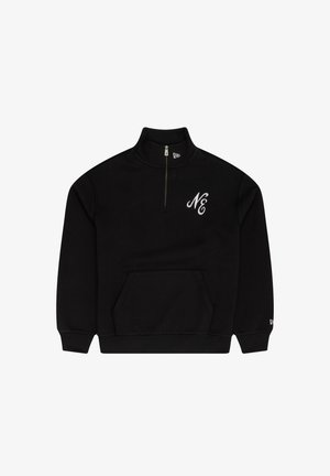 Sort quarter-zip sweatshirt med høj krave, frontlomme, ribbede håndled og "NE" broderet i hvidt på brystet. Blødt stof.