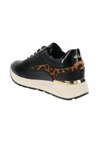 Sneaker nera con pannello leopardato, dettagli lucidi in vernice, accessori dorati e suola bianca. Presenta punta rotonda e sistema di allacciatura.