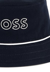 Marine blauwe bucket hat van katoen met een wit logo en accenten. Beschikt over een textiele stof en een gestikte rand rond de rand.