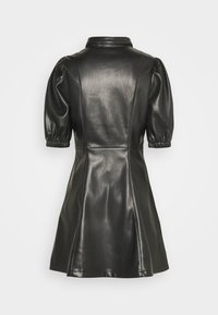 Robe courte noire en similicuir avec manches courtes bouffantes, taille cintrée et jupe évasée, vue de dos sur fond blanc.