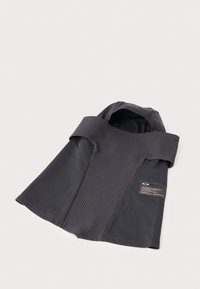 Fekete kapucnis ruhadarab, sima, rugalmas anyagból, bordázott mintázatú pánttal a nyak körül. Címkék láthatók az oldalon.