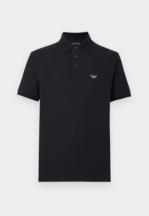 Námornícka polokošeľa s klasickým golierom, zapínaním na tri gombíky a vyšívaným logom na hrudi. Vyrobená z bavlny, s krátkymi rukávmi.