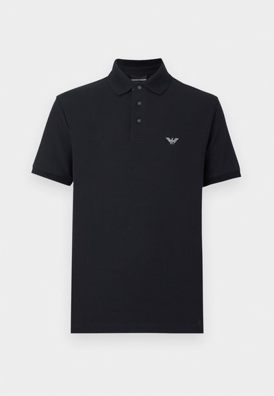 Námornícka polokošeľa s klasickým golierom, zapínaním na tri gombíky a vyšívaným logom na hrudi. Vyrobená z bavlny, s krátkymi rukávmi.