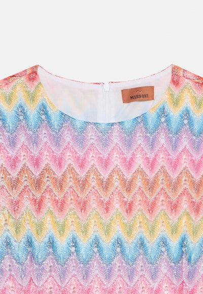 Robe Missoni avec un motif en zigzag dans des couleurs vives : rose, orange, jaune, vert et bleu. Comprend une fermeture éclair et une texture légère.