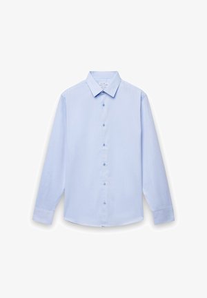 Hellblaues Hemd mit Knopfleiste, spitzem Kragen, langen Ärmeln und vorderer Leiste mit passenden Knöpfen. Glatter Stoff mit feiner Struktur.