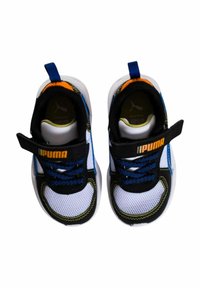 Sneaker in bianco e nero con accenti blu e arancioni, tomaia in rete, punta rotonda, fascia nera con logo "PUMA", suola texturizzata.