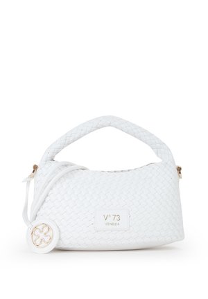 Borsa a mano bianca in pelle intrecciata con manico corto, tiretti delle cerniere color oro, ciondolo decorativo rotondo e etichetta "V° 73 Venezia" sul davanti.