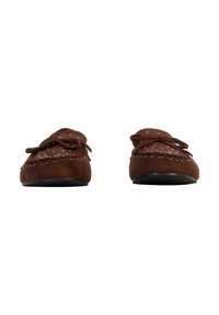 Mocassins en daim marron avec lacets à l'avant et œillets métalliques, vus de face sur fond blanc.