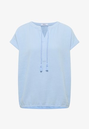 Blusa de manga corta azul claro con escote redondo, abertura en V en el frente, lazos decorativos con borlas, tela texturizada y bajo elástico.
