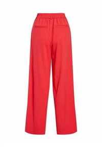 Rdeče široke hlače z elastičnim pasom in dvema zadnjima žepoma, prikazane od zadaj na belem ozadju.