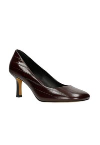 Décolleté in pelle bordeaux con punta affusolata e tacco moderato. Superficie testurizzata con sottili linee orizzontali. Suola nera e dettagli del tacco neri.