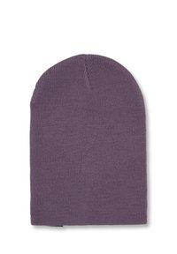 Lilla strikket hue, blød tekstur, rund top og tætsiddende pasform, med et enkelt design uden mønstre eller synlige detaljer.