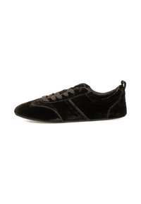 Zapatillas de terciopelo negro con punta afilada, cierre de cordones plano y textura suave. Presenta costuras en tono y un diseño de perfil bajo.
