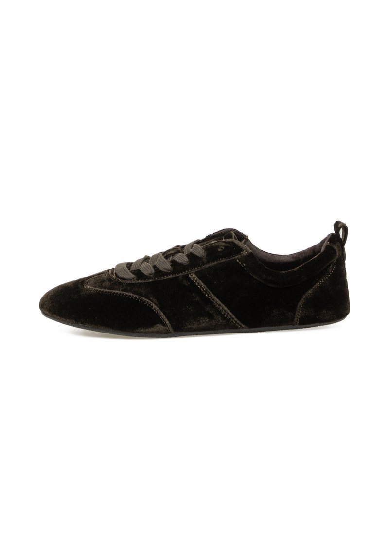 Zapatillas de terciopelo negro con punta afilada, cierre de cordones plano y textura suave. Presenta costuras en tono y un diseño de perfil bajo.