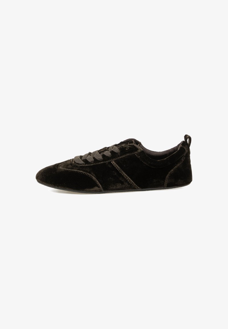 Zapatillas de terciopelo negro con punta afilada, cierre de cordones plano y textura suave. Presenta costuras en tono y un diseño de perfil bajo.