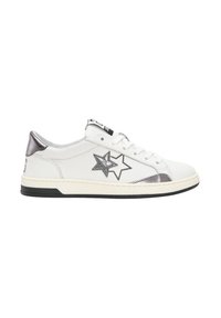 Sneaker bassa bianca con accenti metallici argento sul tallone e sulla punta, design di stelle nere e argento sui lati e lacci bianchi.