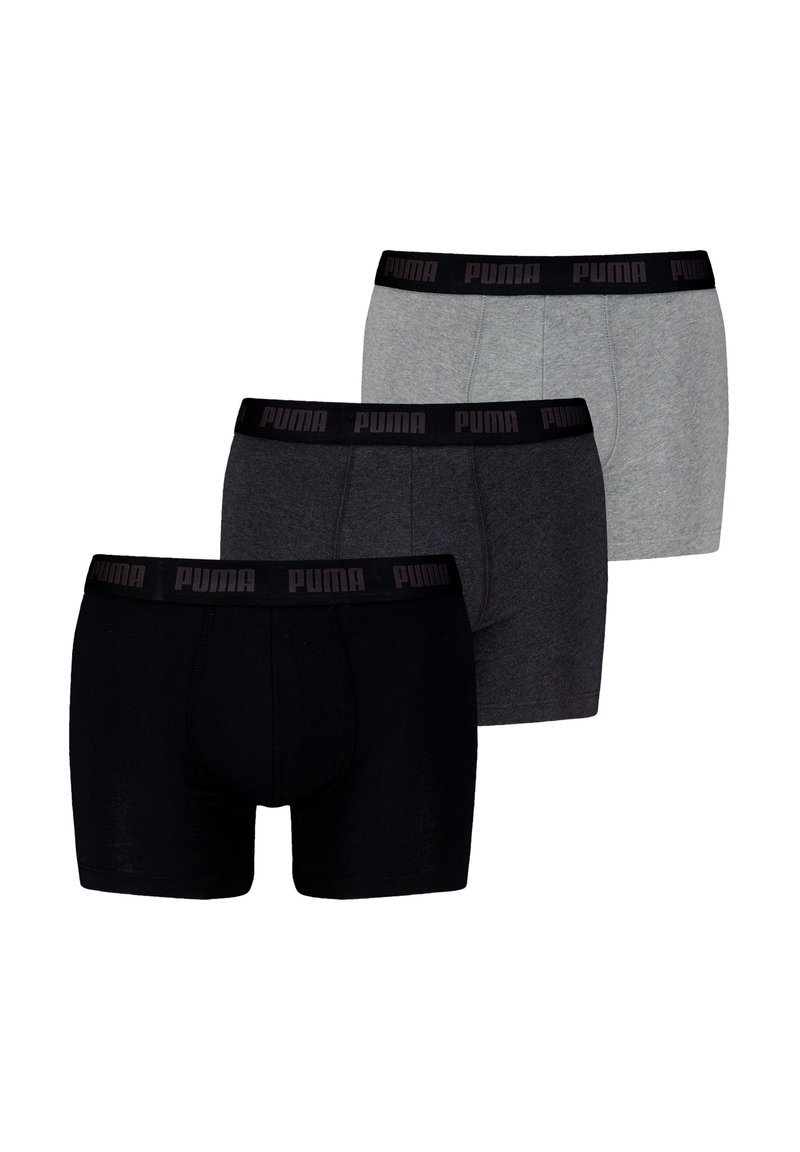 Tri par boxer kratkih hlač v črni, temno sivi in svetlo sivi barvi, izdelani iz mehkega blaga z črnimi elastičnimi pasovi, na katerih je logotip PUMA.