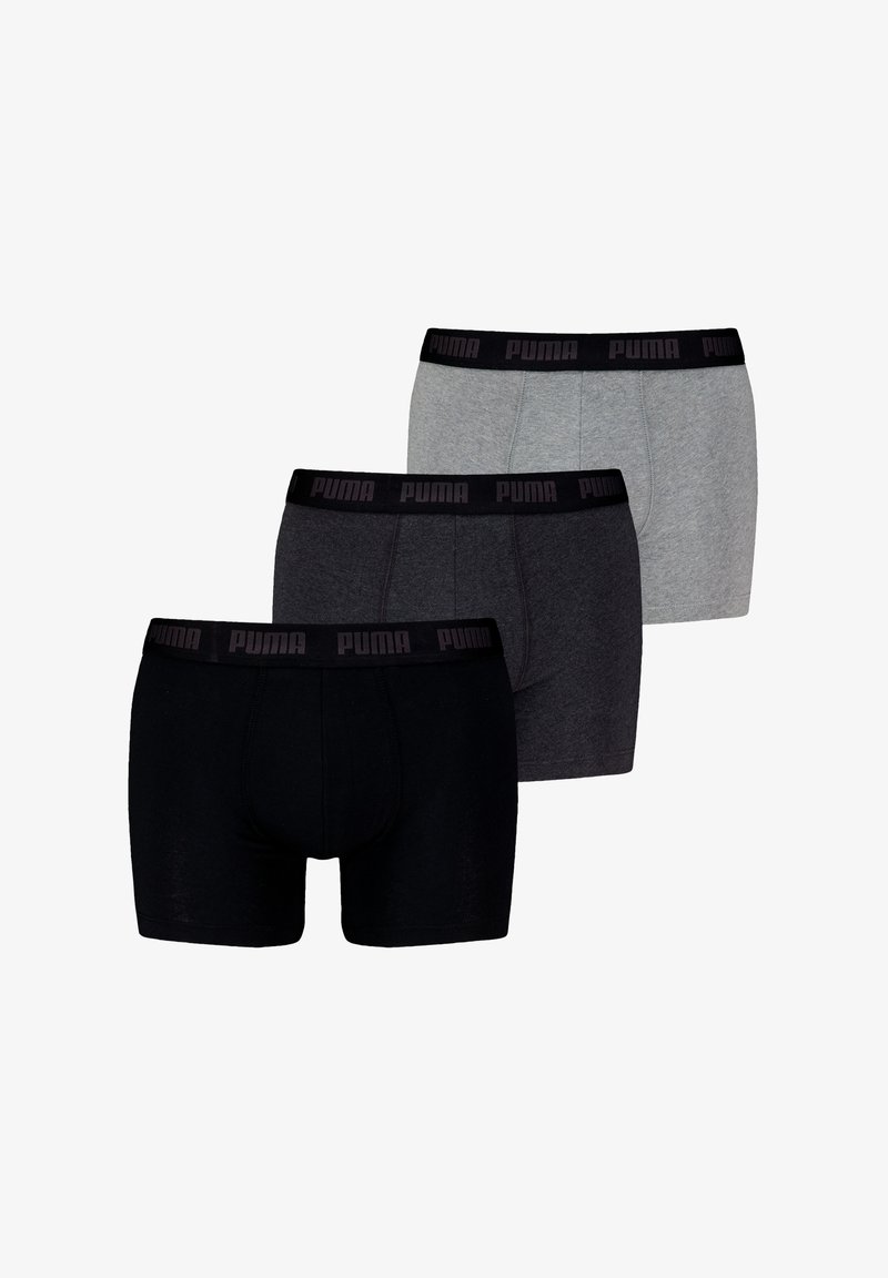Três pares de boxers masculinos em preto, cinza escuro e cinza claro, feitos de um tecido suave com cinturas elásticas pretas que apresentam o logótipo PUMA.