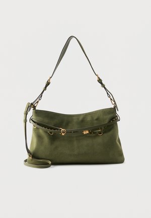 Χιαστί τσάντα ώμου από ελιά σουέτ με ρυθμιζόμενο ιμάντα και λεπτή διακοσμητική ζώνη με λεπτομέρειες χρυσού τόνου.