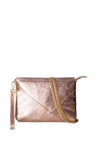 Borsa clutch in oro rosa metallico con design a busta, dotata di tracolla rimovibile e di una catena dorata. Tessuto liscio, chiusura a zip.