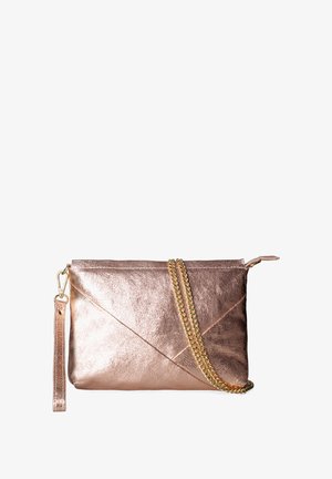 Metallisch rosa-goldene Clutch-Tasche mit einem Kuvertschnitt, ausgestattet mit einem abnehmbaren Handgelenkriemen und einem goldenen Kettenriemen. Glatte Textur, mit Reißverschlussverschluss.