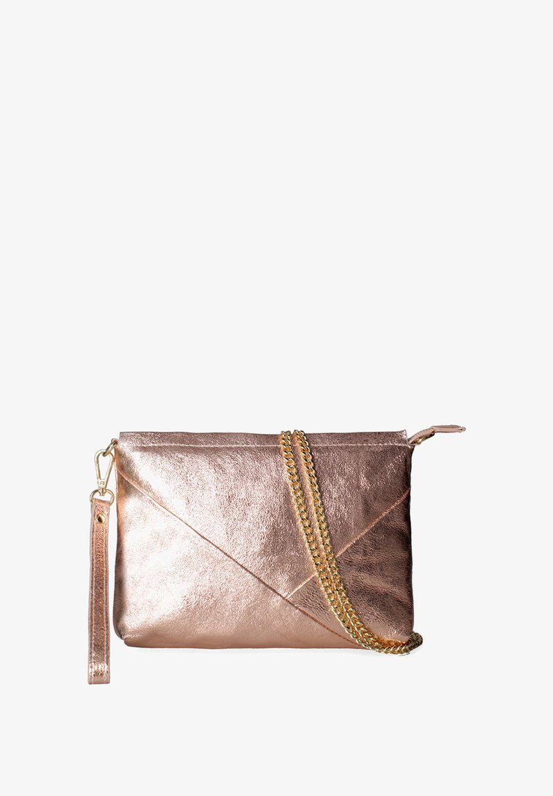Borsa clutch in oro rosa metallico con design a busta, dotata di tracolla rimovibile e di una catena dorata. Tessuto liscio, chiusura a zip.