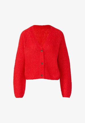Cardigan a maglia grossa di colore rosso acceso con tre bottoni frontali e scollatura a V, caratterizzato da maniche lunghe e un taglio leggermente corto.