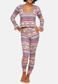 Das gemusterte Loungewear-Set besteht aus einem Oberteil mit quadratischem Ausschnitt und langen Ärmeln sowie einer eng anliegenden Hose in Creme, verziert mit bunten Schneeflocken- und Herzmotiven.