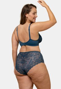 Soutien-gorge en dentelle teal et culottes taille haute assorties, ornées d'un motif floral et de coutures délicates, avec des bretelles ajustables et un fini lisse.