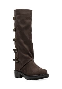 Botas de ante marrón hasta la rodilla con puntera redondeada, suela negra gruesa y cuatro hebillas decorativas en el eje exterior. Textura suave.