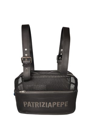 Borsa da petto in rete nera con cinturini in pelle regolabili e cerniera argentata, marchiata con la scritta "PATRIZIA PEPE" in lettere bianche sulla tasca frontale.