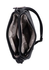 Bolso de cuero negro con compartimentos dobles con cremallera, textura suave y forro con patrón en color claro. Se incluye una correa ajustable.