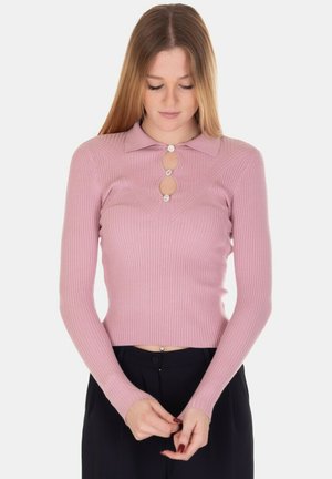 Top lungo a maniche ribattute rosa con colletto e dettaglio a chiave con tre bottoni decorativi sul petto.