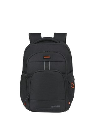 Zaino American Tourister nero con più scomparti con cerniera, spallacci imbottiti e piccoli dettagli arancioni.